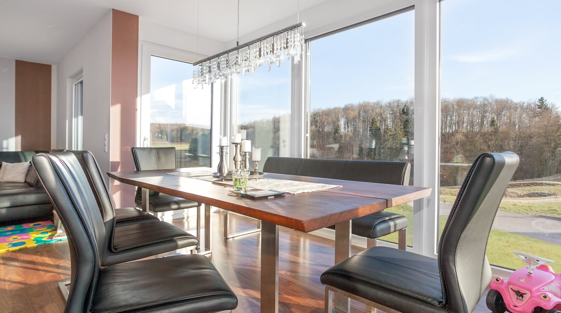 SchwörerHaus Willbold Ehingen, Wohnraum, Vordergrund Essplatz, Hintergrund Sicht auf Garten