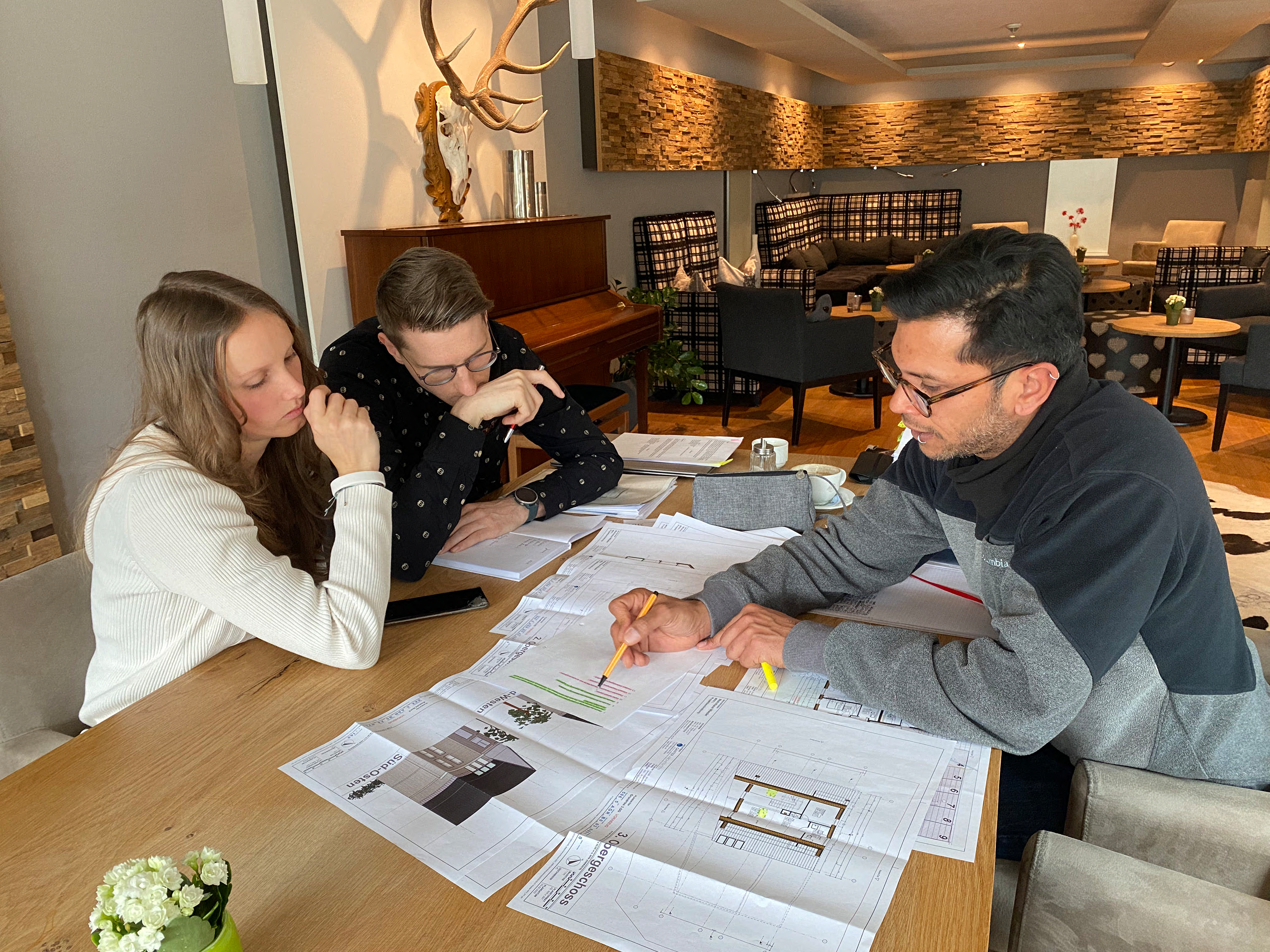Planung der Fassade mit den Bauherren Anna und Fabian Wiesler und Ganter Architekt Jessie Castro Velez Planung der Fassade mit den Bauherren Anna und Fabian Wiesler und Ganter Architekt Jessie Castro Velez