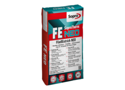 Sopro FE NEO FließEstrich in roter und türkisfarbener Verpackung.