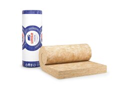 URSA Pureone Spannfilz SF 34, verpackt stehend hinten, davor zwei Dämmrollen liegend