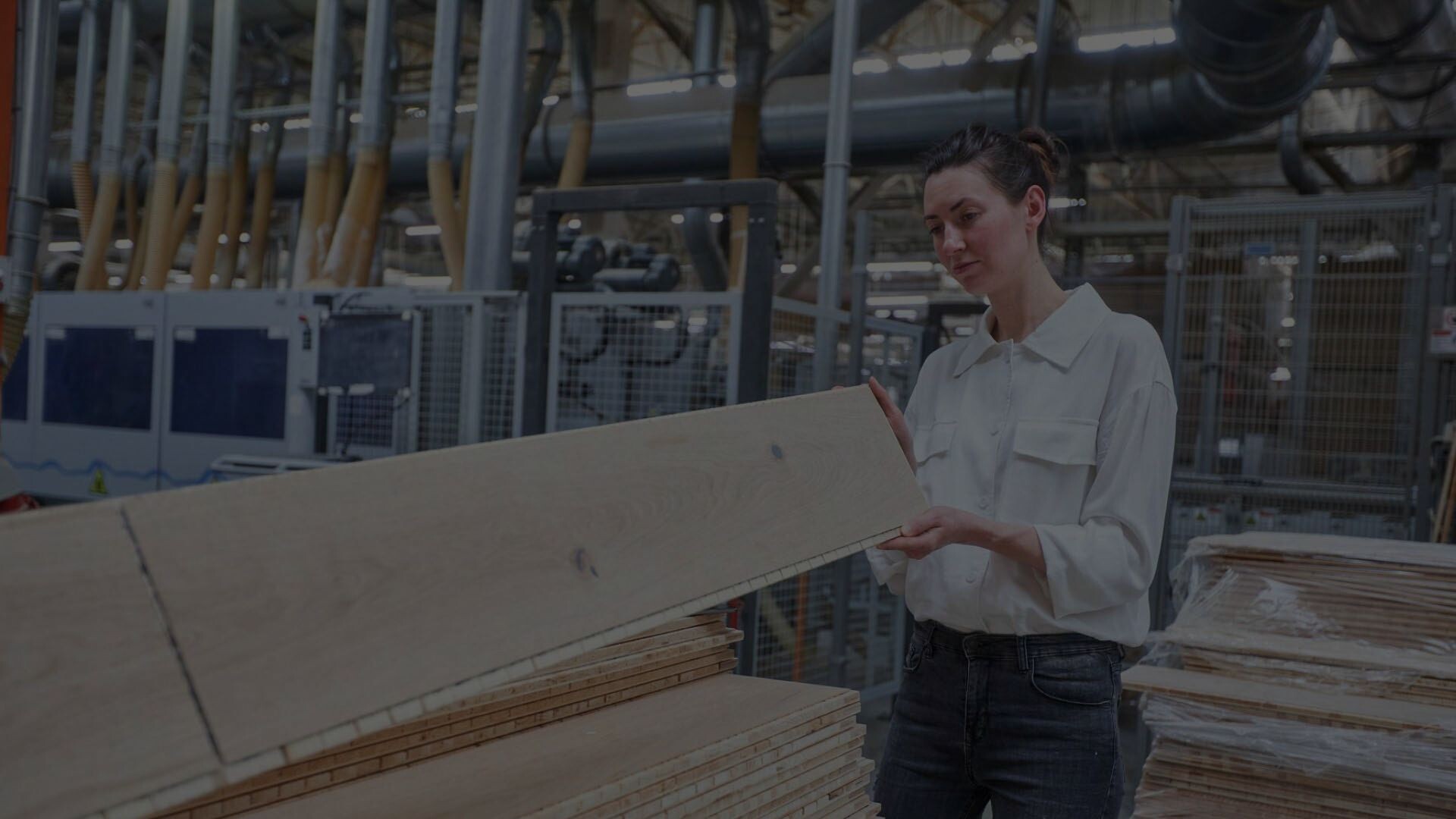 Frau inspiziert Holzplatte | © Frau inspiziert Holzplatte