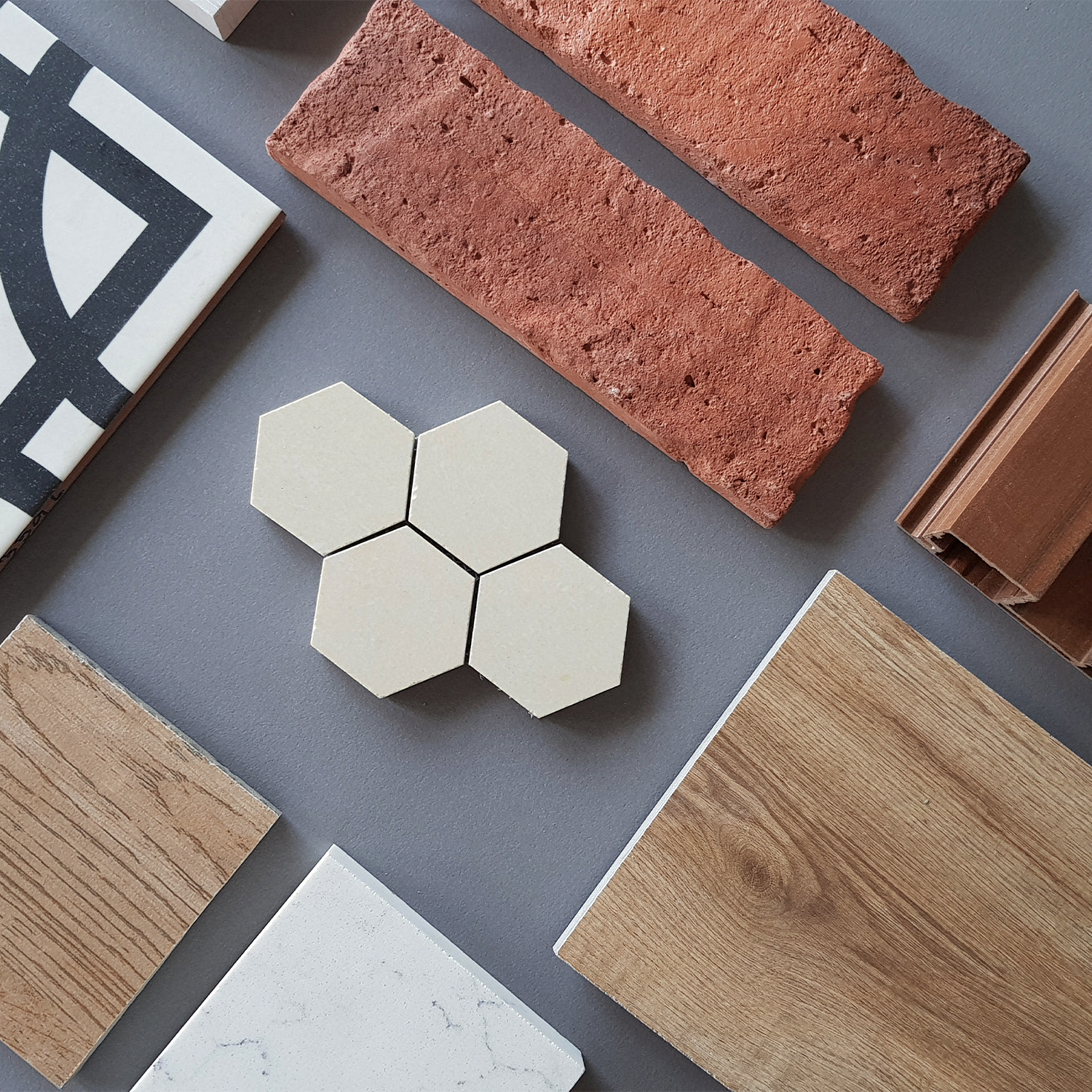 verschiedene Bauprodukte auf grauem Hintergrund