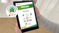 Hände halten den SHI-Produktpass. Daneben ist das Siegel des SHI-Produktpasses